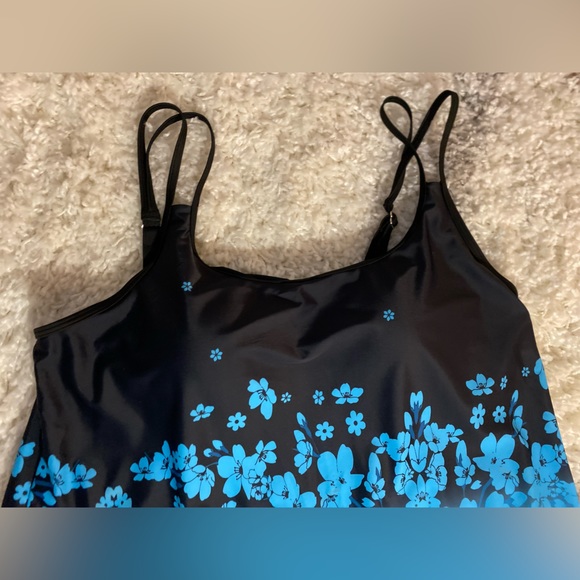 Plus size tankini top size 18W black & blue flowy material built in bra swimwear - Picture 4 of 6